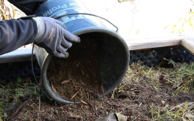 Hochbeet mit Kompost befüllen