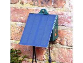 Steuerung und Pumpe von Solarbewässerung an roter Ziegelmauer montiert